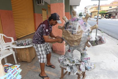 Actualmente se pueden apreciar a pocos artesanos confeccionando sus monigotes.
