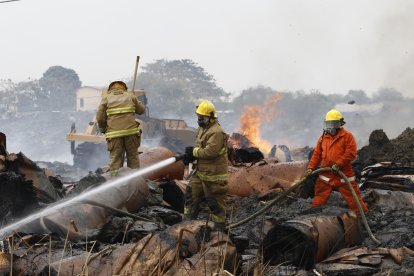 Hasta la mañana de ayer, bomberos de varios cantones aún combatían las llamas.