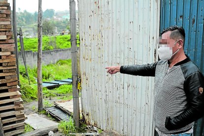Uno de los trabajadores del lugar señala por donde vio correr a la víctima luego del atentado. Arriba: el cuerpo fue encontrado entre los tablones del aserradero.