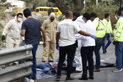 El hombre vestía una camiseta a cuadro y jean azul.