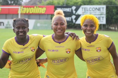 Mónica Klinger, Karla Muela, Claribel Tenorio, goleadoras del equipo canario.