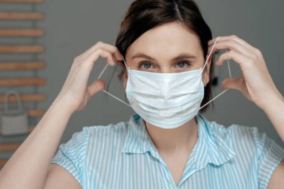 El uso prolongado del cubrebocas produce problemas en las mucosas nasales.