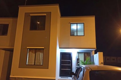 Los delincuentes dañaron las seguridades de la ventana para perpetrar el robo.