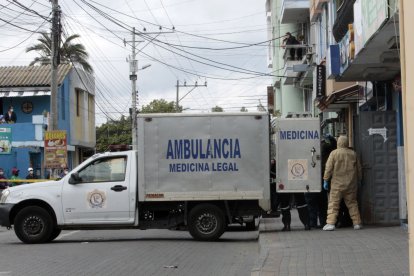 Los dos niños estaban muertos sobre una cama mientras que un joven estaba metido debajo de un lavamanos.