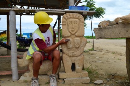 Varios artesanos hacen réplicas de sus íconos para difundir su cultura.