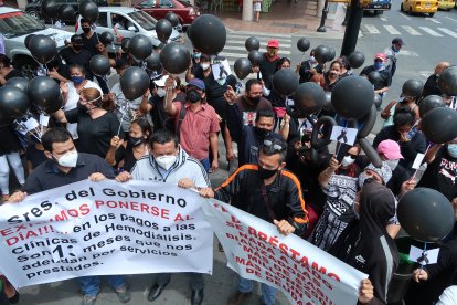 Decenas de trabajadores de las clínicas de diálisis exigen el pago de la deuda del Seguro Social a dichos centros.