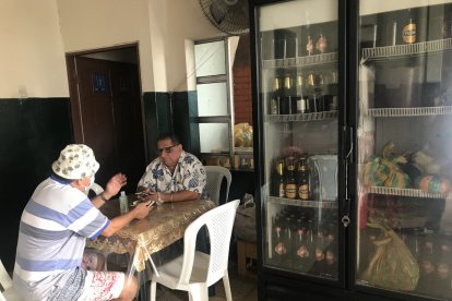 Negocios que expenden licor temen cerrar sus puertas por las restricciones.