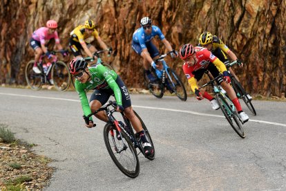 Richard Carapaz (i) y Primoz Roglic (d) definirán al ganador de la Vuelta a España.
