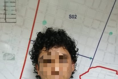 La Policía capturó a tres personas en posesión de una pistola y de cuatro celulares que no pudieron justificar.