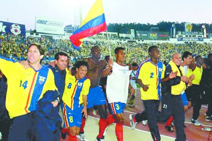 Juan Carlos Burbano (i) durante el festejo por la clasificación al Mundial Corea y Japón 2002.