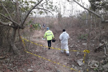 Los cuerpos fueron abandonados en una vía al recinto Los Palitos.