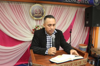 Juan Vera es pastor de la iglesia Renovación. Hace una década ejerce este rol, pero hace 20 está en los caminos del Señor.