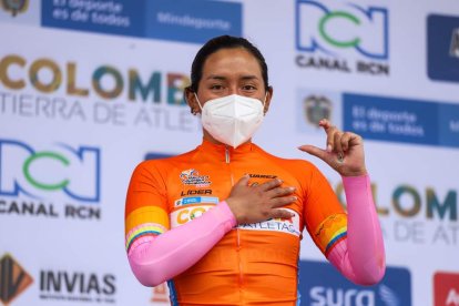 Miryam Núñez celebra en el podio tras recibir la camiseta naranja como líder de la competencia en Colombia
