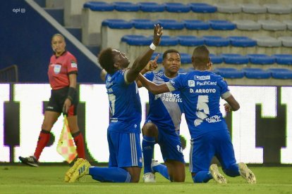 Emelec gana 2-0 a Universidad Católica en LigaPro.