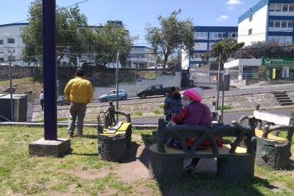 Los parientes de la víctima llegaron a la morgue de Quito para retirar el cadáver.