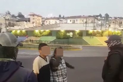 Los comerciantes habrían amenazado a los uniformados.