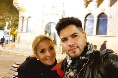 La animadora junto al productor español que la contactó para un proyecto televisivo.