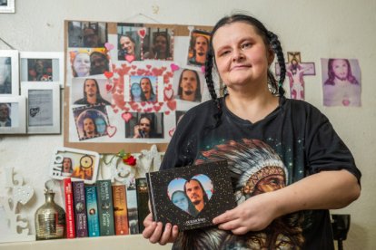 Tracy Bottomley sostiene las fotografías editadas que tiene junto a su prometido, un asesino serial.