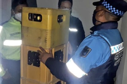 Más de veinte jabas de cerveza fueron decomisadas.