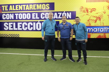 Gabriel Wainer, secretario técnico de selecciones, junto al entrenador Gustavo Alfaro (i) y Francisco Egas, presidente de Ecuafútbol (c).