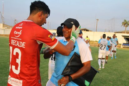 El arquero Edisson Recalde le agradeció por la confianza a Jorge León. Ambos se abrazaron y lloraron.