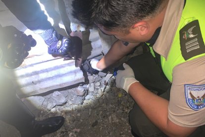 Agentes hallaron un arma de fuego escondida en la casa de uno de los sospechosos.