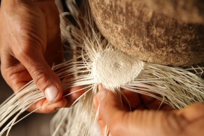 La elaboración de sombreros de paja y otras artesanías manabitas también son objeto de análisis del foro.