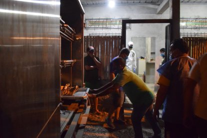 Ambos cuerpos fueron trasladados a la morgue, donde se informó que ella fue estrangulada.