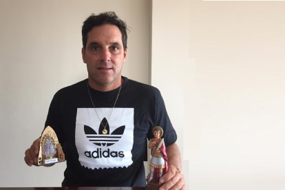 Fabián Frías con la Virgen de Luján y San Expedito.
