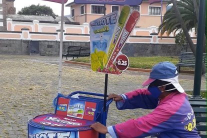 El señor recorre el parque de Conocoto tres veces a la semana.