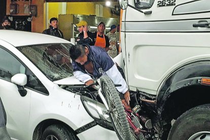 La víctima quedó entre dos vehículos. Esa situación le provocó severos daños en sus extremidades inferiores.