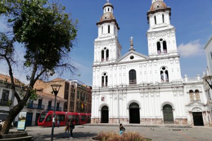 La campana fue colocada en la torre derecha de la iglesia de Santo Domingo.