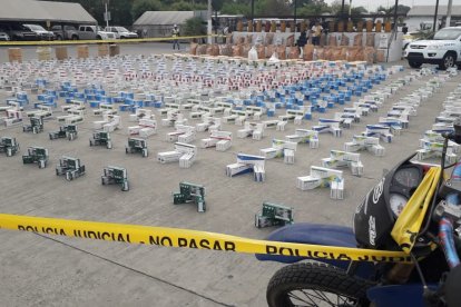 La policía mostró los artículos que decomisó durante la redada de esta madrugada.