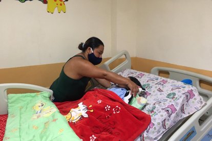 Miriam debe estar pendiente de su bebé, que solo pasa acostado en una cama.