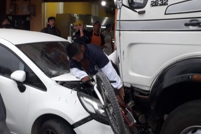 El herido quedó entre los dos vehículos, sus piernas fueron las más afectadas