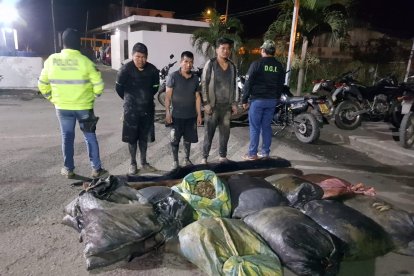 Los sospechosos detenidos 'in fraganti' con los sacos de camarón.