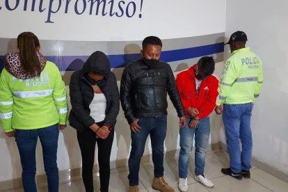 Tres ecuatorianos, dos hombres y una mujer, fueron detenidos luego del asalto.