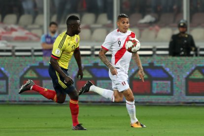El defensa de la selección de Colombia, Dávinson Sánchez (i), estará en la visita a Ecuador.