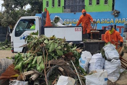 Los moradores sacaron desechos de dentro de sus viviendas y limpiaron los exteriores.