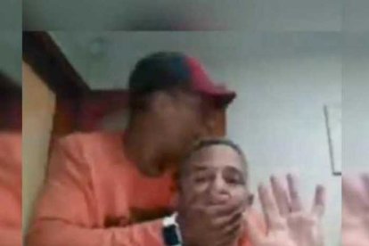 Momento donde el ladrón le cierra la boca al profesor.