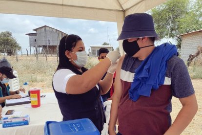 Un habitante de El sauce es inoculado contra el tétanos.