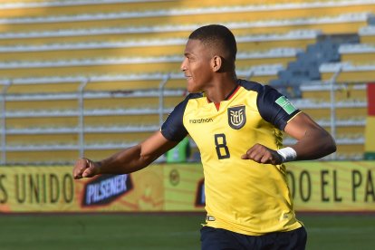 Carlos Gruezo celebra tras anotar un penalti contra Bolivia.