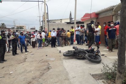Los pillos dejaron abandonada una moto a poca distancia de donde ocurrió la balacera.