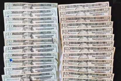 Dos billetes falsos habría detectado la clienta del banco al ir a cambiar un cheque.