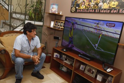 Rosero viendo el partido entre Bolivia y Ecuador.