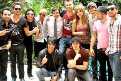 José Luis Silva, (centro) junto a grupo de artistas ganadores del galardón.