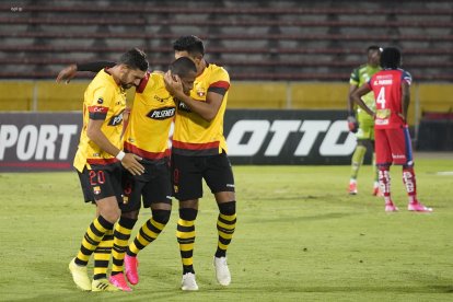 El festejo del golazo de Nixon Molina (centro) el primero con la camiseta del Barcelona.