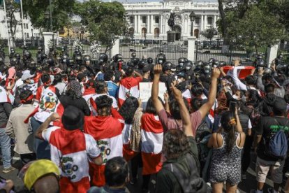 Ciudadanos celebran ayer la renuncia de Manuel Merino a la Presidencia peruana, en Lima (Perú).