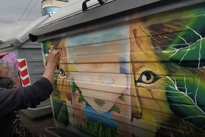 En Chimbacalle, veinte contenedores fueron pintados.