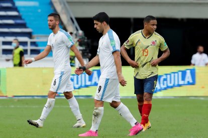 Luis Suárez (c) se perderá el juego ante Brasil por estar contagiado de COVID-19.